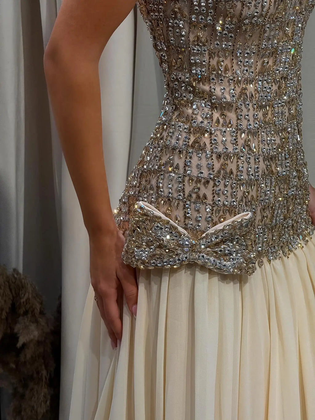 SWEMILE Luxury Diamond Evening Dresses Shiny Crystals Beaded Strapless Sleeveless Bow Prom Dress Saudi Customized  فساتين سهرة