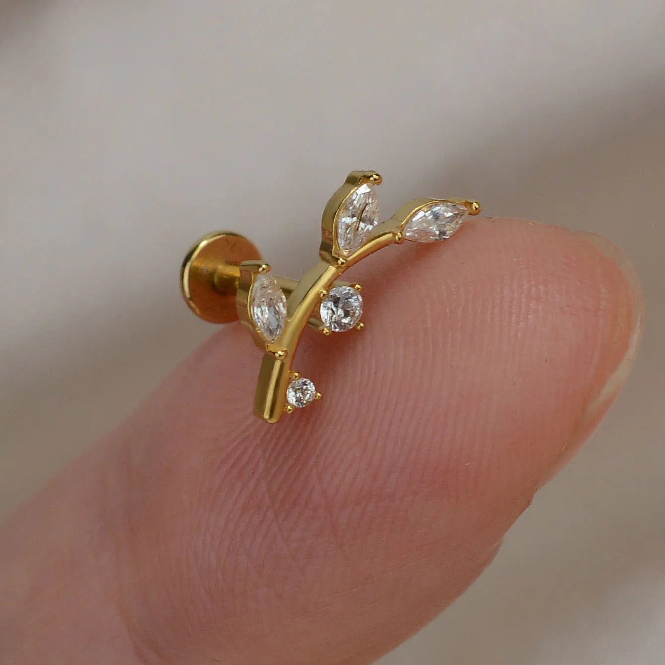 1Piece 16G Titanium Steel CZ Leaf Bee Piercing Lip Labre Studs Tragus Helix Cartilage Couch Lobe Earrings Body Jewelry For Women