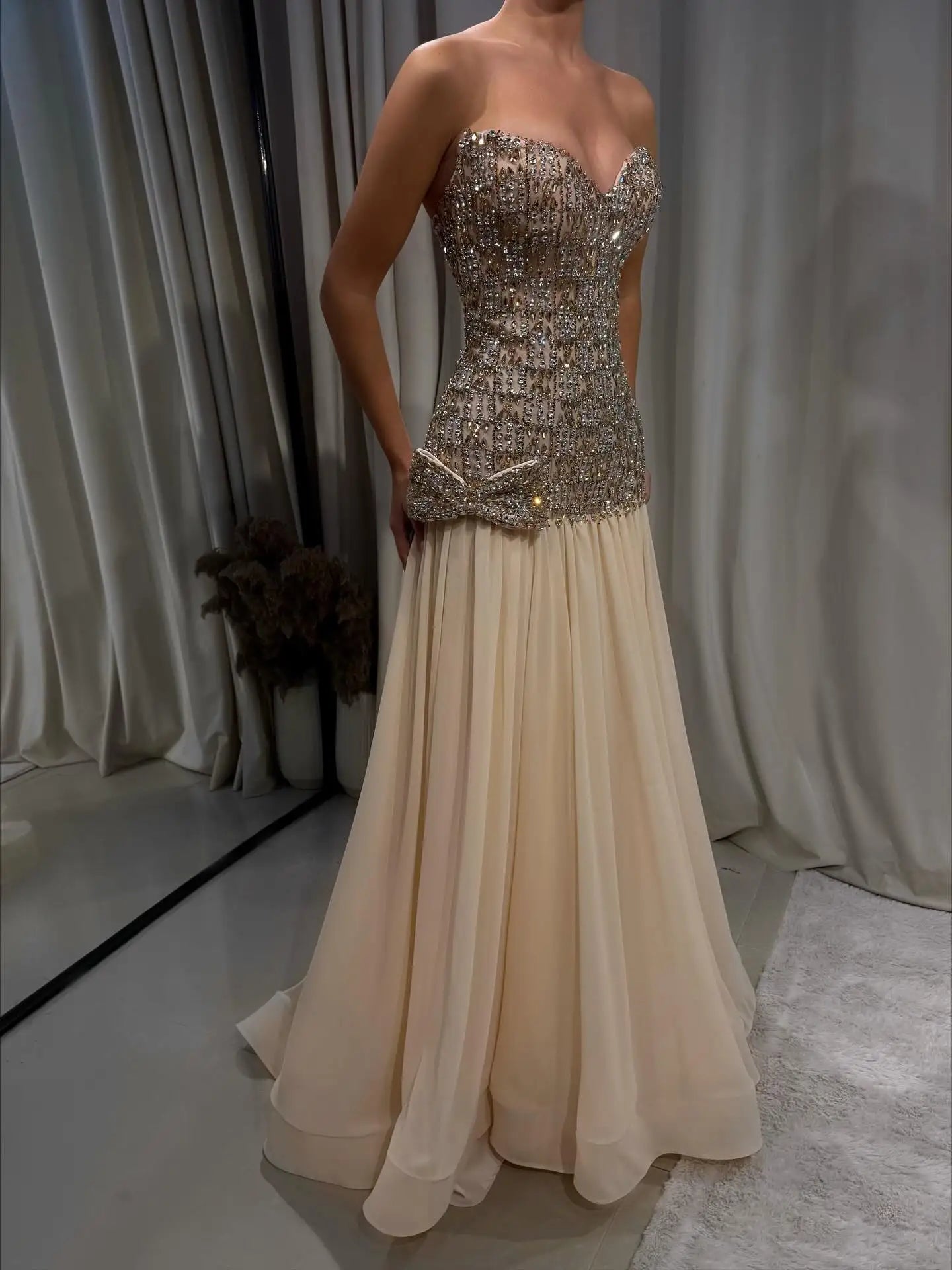 SWEMILE Luxury Diamond Evening Dresses Shiny Crystals Beaded Strapless Sleeveless Bow Prom Dress Saudi Customized  فساتين سهرة